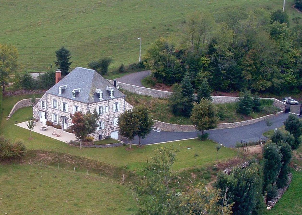 Maison D'Hotes La Nichee Rochefort-Montagne Exterior photo