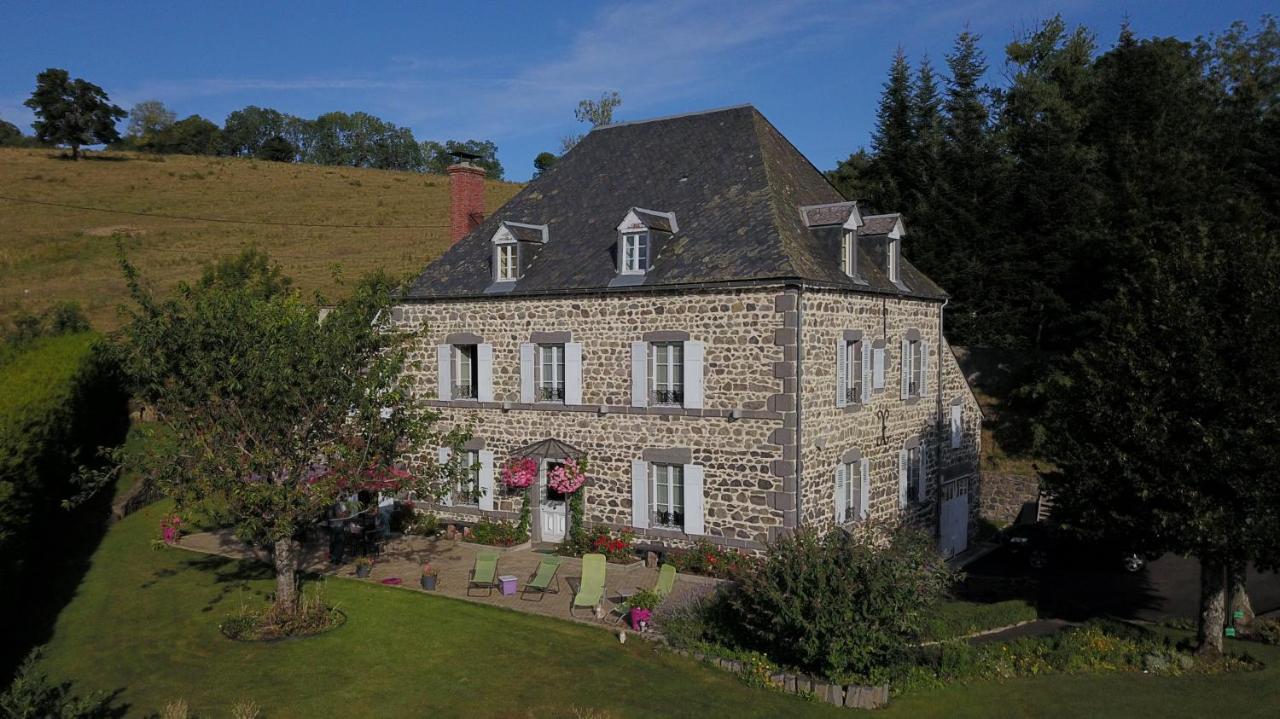 Maison D'Hotes La Nichee Rochefort-Montagne Exterior photo
